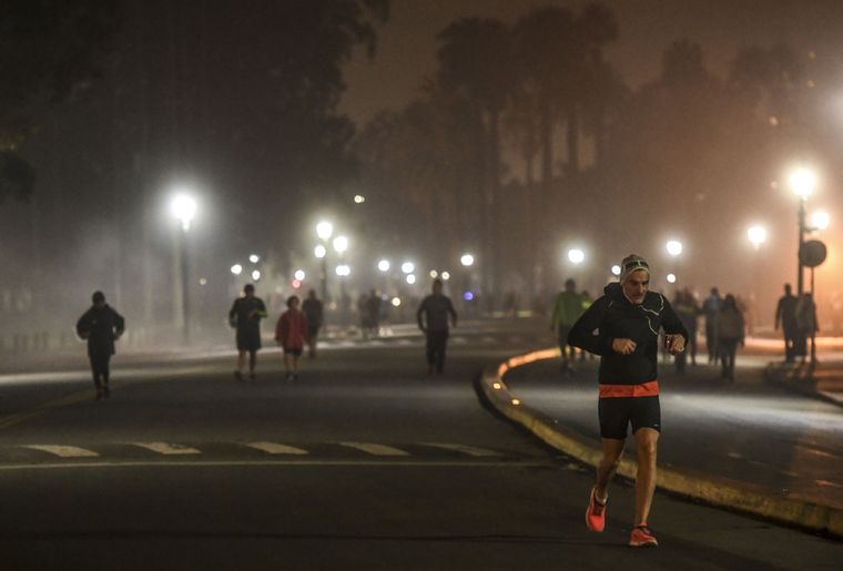 Buenos Aires habilitó la actividad física y un hombre murió en una plaza de La Paternal
