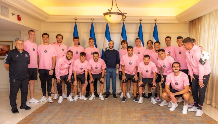 Bukele con los jugadores de Inter Miami. Foto: @nayibbukele