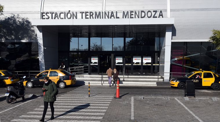 La empresa de viajes los dejó en la Terminal y se negó a devolver los pasajes. Foto ilustrativa Foto: ALF PONCE MERCADO / MDZ