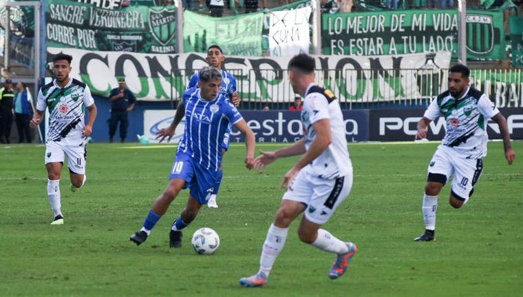 El último derbi regional fue con triunfo en penales para el Tomba. Foto: Juan Ignacio Blanco/MDZ