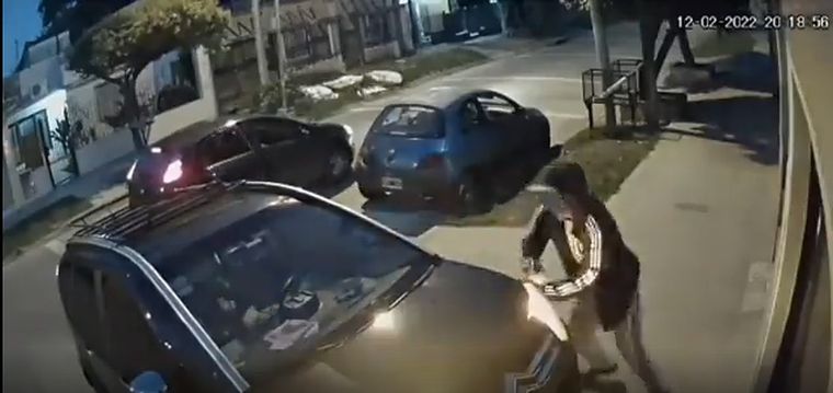 El hombre cerró su auto y, de esta manera, protegió a su hijo