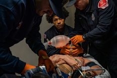 Paramédicos intentan salvar a una mujer en San Diego, EE.UU., tras una sobredosis. Foto: Getty Images