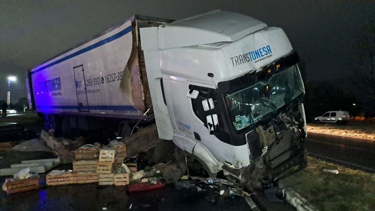 Volcó un camión cargado con uva en San Luis Foto: Jorge Castro