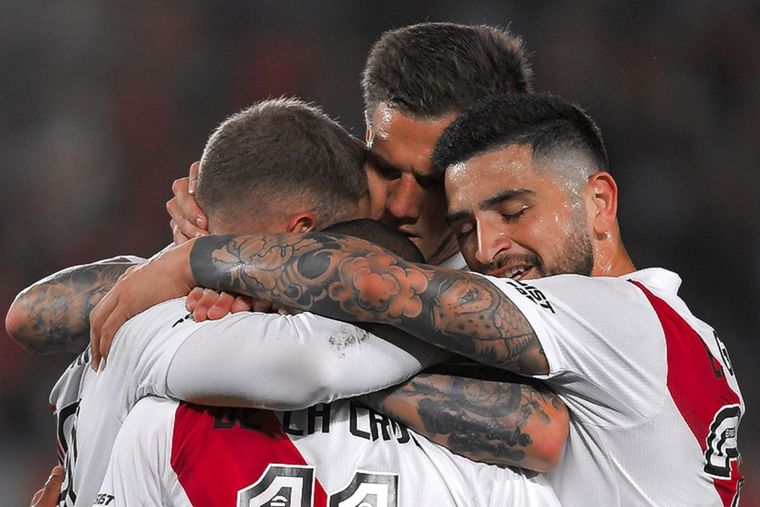 River aguantó con 10 hombres y se llevó un triunfo clave ante Barracas en la previa al superclásico.
