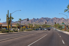 Phoenix comenzó en 2020 una prueba con pavimento reflectante sobre unos 58 kilómetros de calles para combatir el calor extremo.