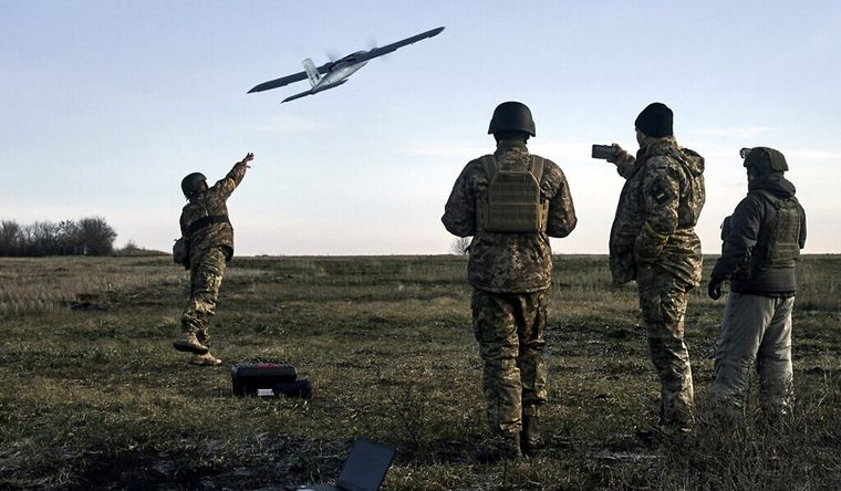 Soldados de Ucrania lanzan un dron contra posiciones rusas. Foto: Ap.