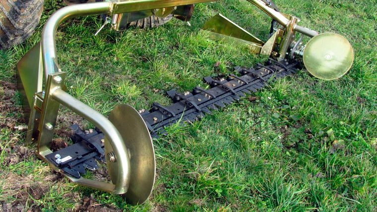 La siembra por hendiduras implica usar una máquina para hacer los surcos en la superficie. La siembra por hendiduras implica usar una máquina para hacer los surcos en la superficie.