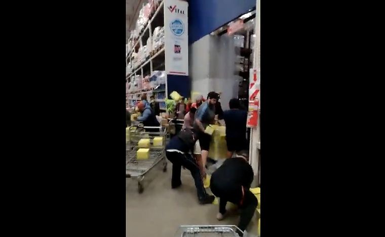 Varias personas se pelearon por conseguir mercadería a precios congelados en un supermercado mayorista.