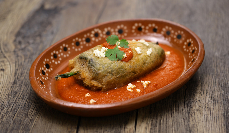 A pesar de su apariencia elaborada, la receta de chiles rellenos se ha mantenido como comida casera durante generaciones, siendo un platillo t&iacute;pico en celebraciones familiares y d&iacute;as especiales.