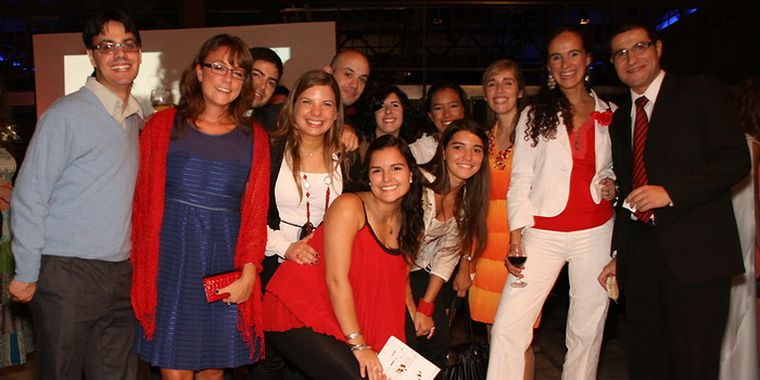 Un grupo de jóvenes de la colectividad italiana, los más divertidos de la velada. Foto: Gentileza