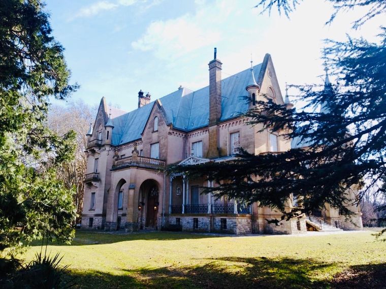 El castillo Tornquist es una obra arquitectónica fuera de tiempo y lugar que modifica todo el paisaje donde está emplazado