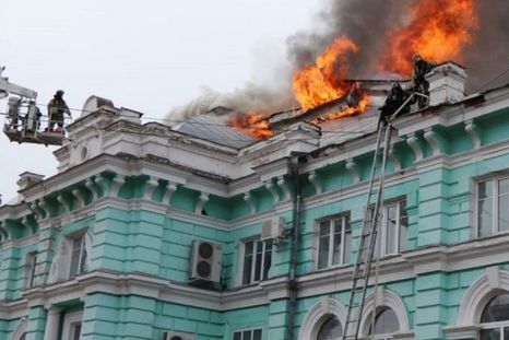 Varios camiones de bomberos se apresuraron a hacer frente al incendio que envolvía las vigas del techo del hospital. (Fuente: GETTY IMAGES)