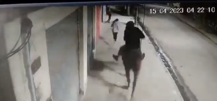 El robo a caballo captado por las cámaras. El ladrón no ha sido detenido Foto: Captura de video gentileza @danilerer