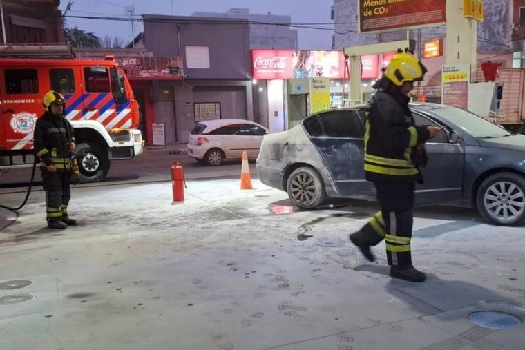 Ante la desesperación, un rápido accionar del personal de la estación de servicio logró controlar el incendio antes de la llegada de los Bomberos Voluntarios de la ciudad.