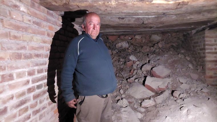 Julio Ramón, conocido como 'El Chavo', recorriendo los túneles por donde trabajaron su padre y su tío. Julio Ramón, conocido como 'El Chavo', recorriendo los túneles por donde trabajaron su padre y su tío.