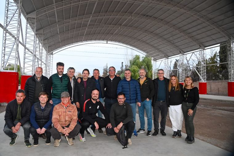 El intendente Diego Costarelli y el subsecretario de Deportes, Federico Chiapetta, recorrieron la obra.