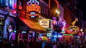 Lower Broadway, conocida como la autopista Honky Tonk de Nashville. Lower Broadway, conocida como la autopista Honky Tonk de Nashville.
