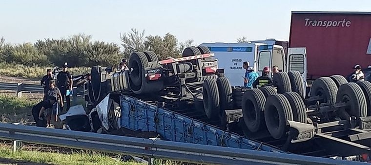 Así quedó el camión que volcó