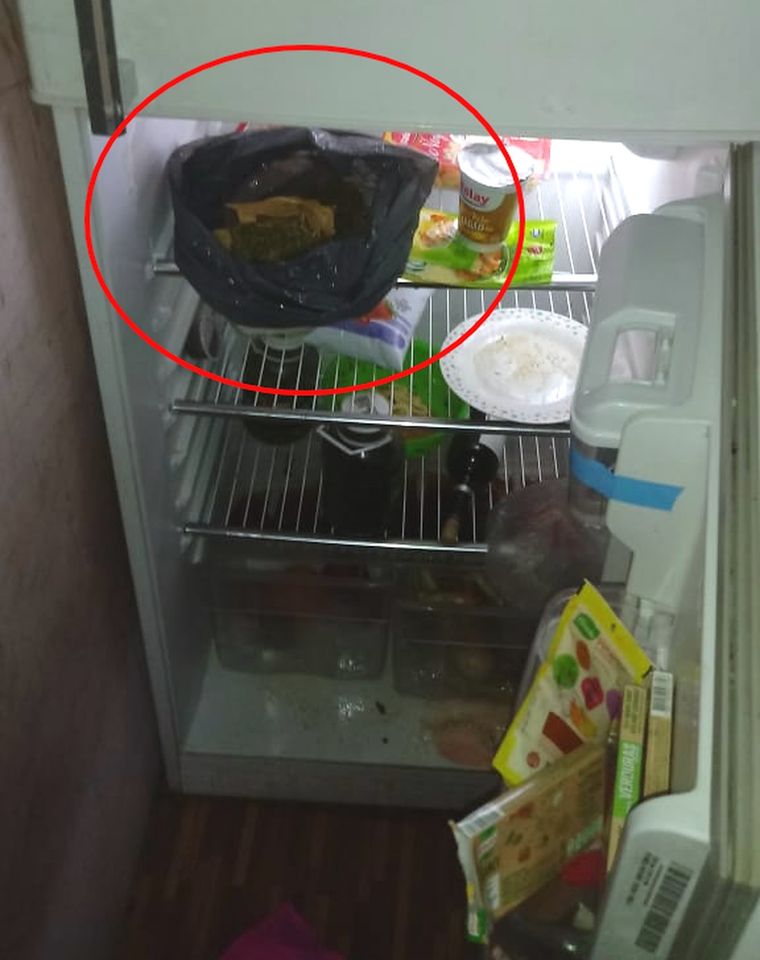 Heladera llena La droga estaba junto a los alimentos. Nótese el plato vacío en el costado derecho (¿?). Foto: Ministerio de Seguridad.