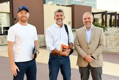 Una foto que se repite y marca el ritmo de la carrera a la Gobernación.