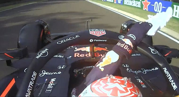 Max Verstappen lanzó una toalla desde el cockpit de su Red Bull