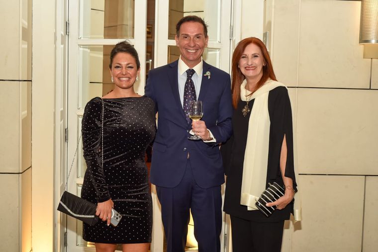 Mariela Lippi, Andrés Donadi y Teresa de D'Agosto. Mariela Lippi, Andrés Donadi y Teresa de D'Agosto.