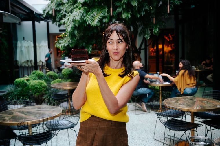 Ximena Sáenz, sosteniendo la famosa torta Bruce de Casa Cavia. Ximena Sáenz, sosteniendo la famosa torta Bruce de Casa Cavia.