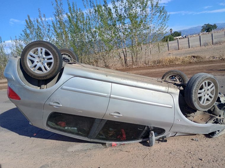 El accidente ocurrió luego de que el conductor del rodado intentara esquivar un monticulo de tierra.