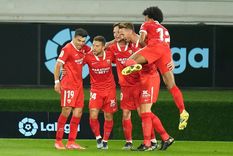 Todos abrazan al Papu tras marcar el gol de la victoria. Foto: Sevilla Todos abrazan al Papu tras marcar el gol de la victoria. Foto: Sevilla