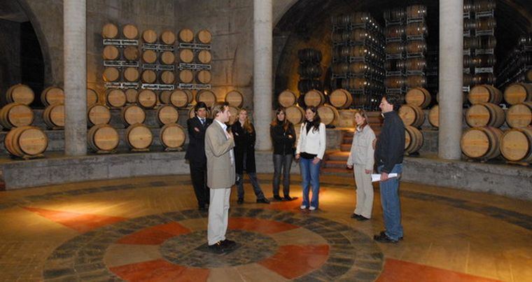 El grupo de periodistas recorriendo la bodega Foto: Gonzalo Bravo / MDZ