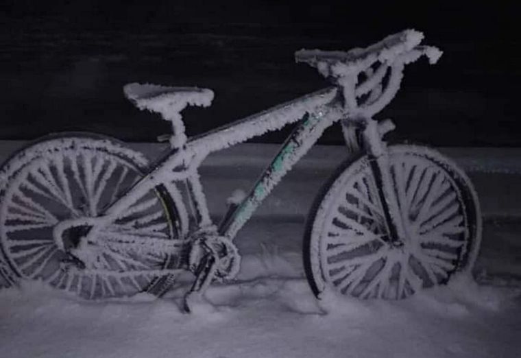 A pesar del frío extremo en la localidad de Río Mayo, en Chubut, Oscar Segovia sale todos los días a entrenar con su bici Foto: Oscar Segovia