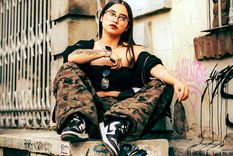 &nbsp;Ya no alcanza con que la ropa sea linda”, sino que tiene que representarte. Foto: Pexels