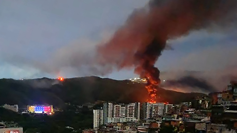 El sábado en la madrugada se escucharon explosiones en Caracas. En esta imagen se ve humo saliendo del complejo militar Fuerte Tiuna, ubicado en la capital.