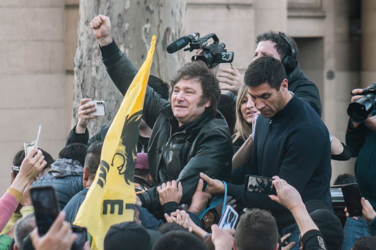 Javier Milei junto a Facundo Correa Llano. Foto: Santiago Tagua/MDZ