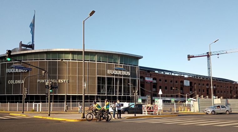 Debieron evacuar Buquebus por una falsa amenaza de bomba. Foto: ALF PONCE MERCADO / MDZ