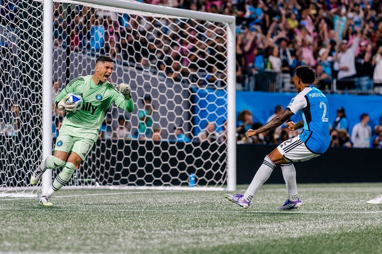 Dean Smith elogió la atajada de Kahlina frente al penal de Messi. Dean Smith elogió la atajada de Kahlina frente al penal de Messi.