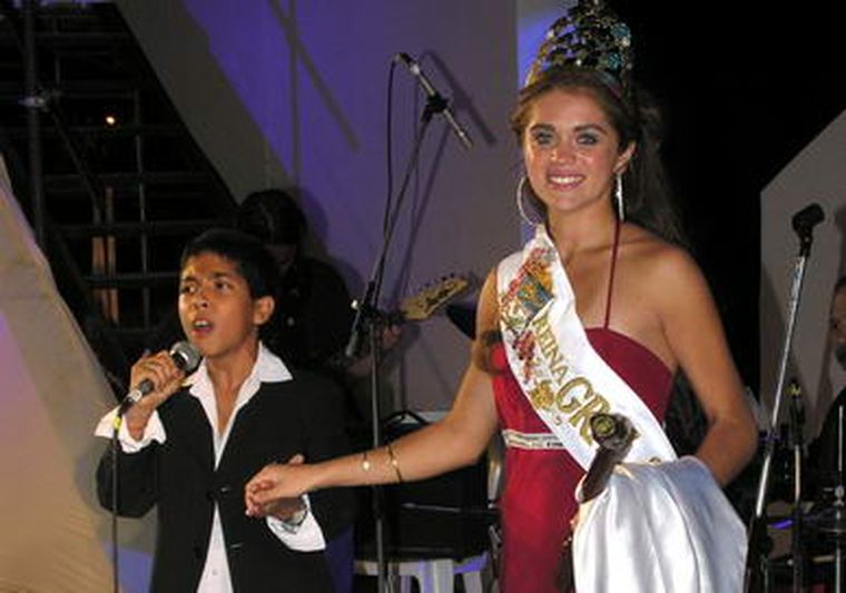Momento en el que Michael Giménez, celebra la coronación de Agustina Llaver. Foto: Gentileza
