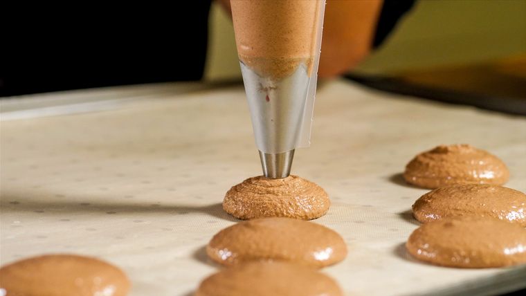 Es una de las recetas más difíciles de dominar en repostería por su precisión y sensibilidad al clima. Es una de las recetas más difíciles de dominar en repostería por su precisión y sensibilidad al clima.