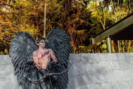 Atento a que las alas de Cupido se mojan, como corresponde a todo ser vivo que vuele en días de lluvia, dicho ser no puede cumplir con su función. Atento a que las alas de Cupido se mojan, como corresponde a todo ser vivo que vuele en días de lluvia, dicho ser no puede cumplir con su función.