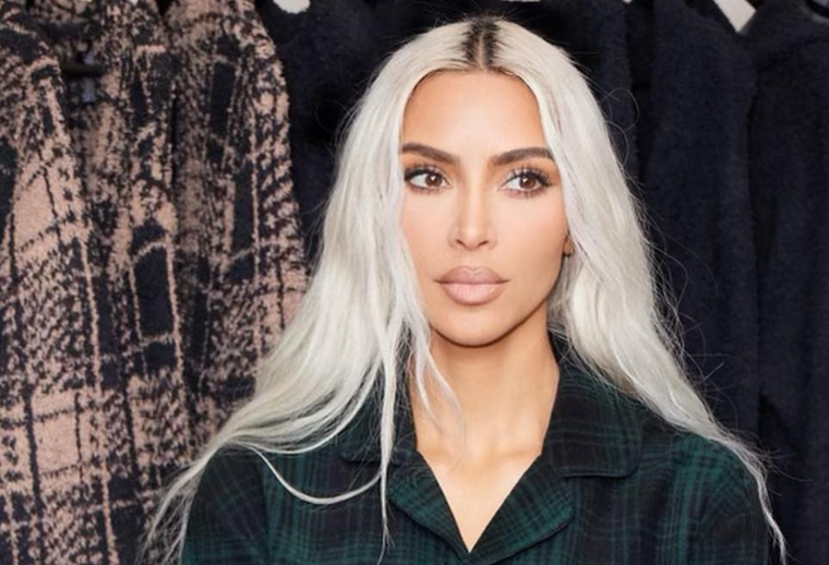 Recostada sobre la cama, Kim Kardashian paraliza la red Kim Kardashian Foto: Archivo