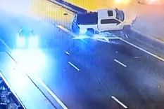 La camioneta quedó sobre la contención de la General Paz Foto: Captura de video La camioneta quedó sobre la contención de la General Paz Foto: Captura de video