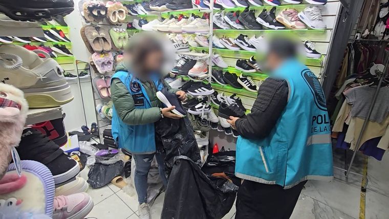 Efectuvos de la Ciudad de Buenos Aires actuaron contra una red de contrbanado que desembocaba en la venta de mercancia en Flores.