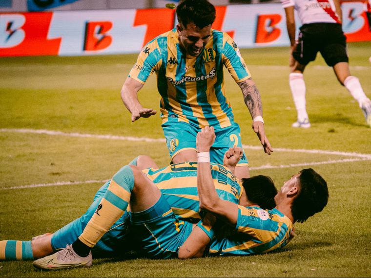 Nicolás Cordero festeja el 2-0 de Aldosivi, que está dando otra gran sorpresa en la Copa Argentina.&nbsp;&nbsp;