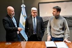 El gobernador de Chubut al momento de recibir la escritura de una propiedad que será rematada. Foto: Provincia de Chubut