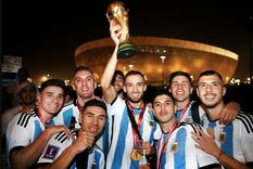 Los siete jugadores de la cantera millonaria con la Copa. Foto: Télam