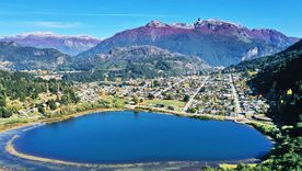 Futaleufú es un pueblo de la Patagonia chilena rodeado por montañas, bosques y cursos de agua. Futaleufú es un pueblo de la Patagonia chilena rodeado por montañas, bosques y cursos de agua.