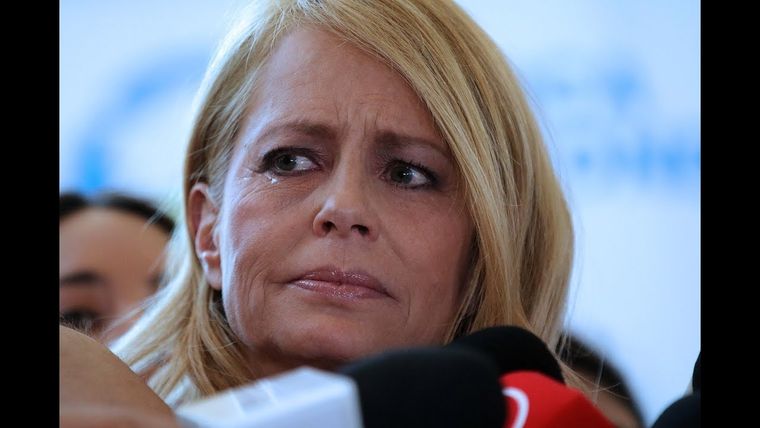 Según Mayo Clinic sobre la enfermedad con la que lucha Cecilia Bolocco, refiere a que el sistema inmunitario se debilita, aumentando la posibilidad de contraer infecciones graves, incluso por bacterias normalmente inofensivas. Según Mayo Clinic sobre la enfermedad con la que lucha Cecilia Bolocco, refiere a que el sistema inmunitario se debilita, aumentando la posibilidad de contraer infecciones graves, incluso por bacterias normalmente inofensivas.