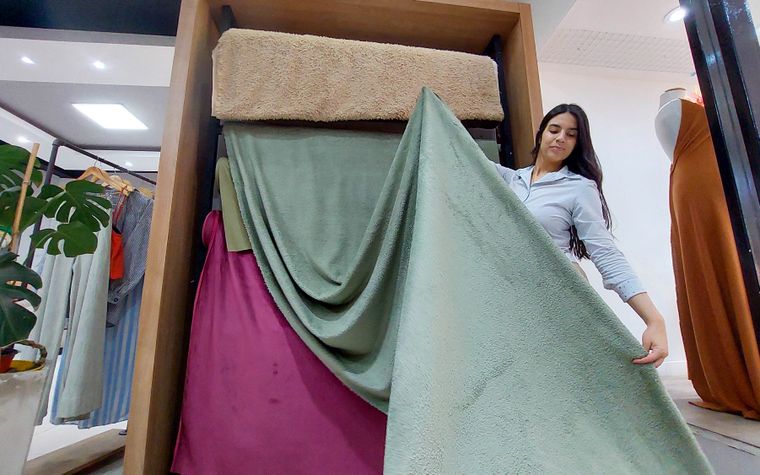 Texturas gamuzadas en tonos tierra dominan las tendencias de esta temporada en Mendoza.