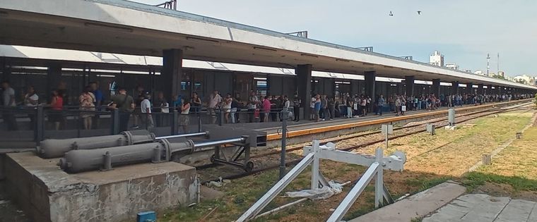 Largas e interminables filas para registrar la SUBE en estación Once. Foto: Analía Melnik/MDZ
