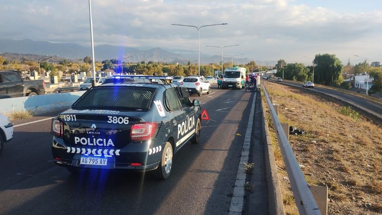 Una moto chocó a un auto en el Corredor del Oeste y hubo caos de tránsito Foto: Juan Tuzzi